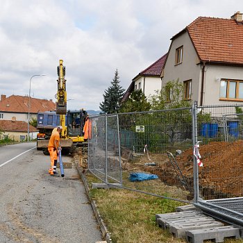 
                                V horní části Sadové ulice začaly práce na přeložce a rozšíření vodovodu. FOTO: Michal Záboj
                                    