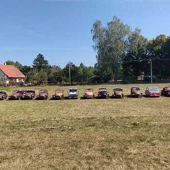 
                                Parkoviště u Poduklí hostilo Mezinárodní setkání a výstavu vozítek Velorex. FOTO: Jan Šustáček
                                    