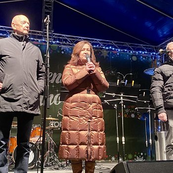 
                                Rozsvícení vánočního stromu na náměstí Republiky. FOTO: Pavla Komárková
                                    