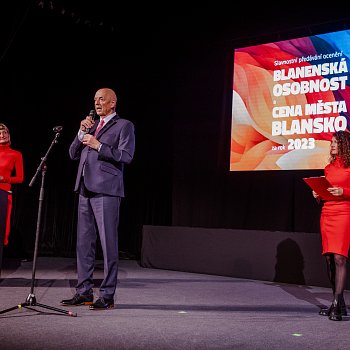 
                                Starosta Blanska Jiří Crha přítomné přivítal a poděkoval kulturní komisi za iniciování udílení nových ocenění Blanenská osobnost. FOTO: Michaela Buchtová
                                    