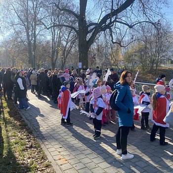 
                                Nedělní historický průvod sv. Martina podpořili i skauti nebo děti ze základních a mateřských škol. FOTO: Pavla Komárková 
                                    