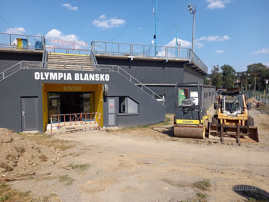 
                                Dělníci už začali upravovat prostor u vstupu na stadion Olympia Blansko. Plot nahradí otevřený prostor s posezením pro veřejnost. Hotovo má být do konce října. FOTO: Sabina Pavloušková
                                    