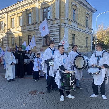 
                                Nedělní historický průvod sv. Martina vyšel z Rožmitálovy ulice. FOTO: Pavla Komárková
                                    