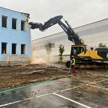 
                                Na sportovním ostrově začala demolice budovy lázní. FOTO: Pavla Komárková
                                    