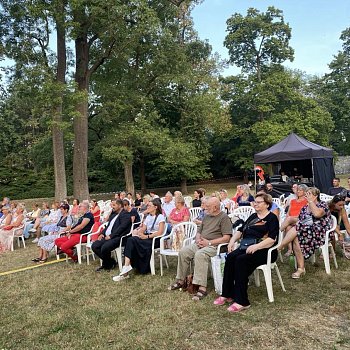 
                                V zámeckém parku vyvrcholil Blansko Opera Stars Festival. Pátek nabídl charitativní koncert pro blanenský Domov Olga, na kterém vystoupila skupina Bohemia Voice. FOTO: Pavla Komárková
                                    