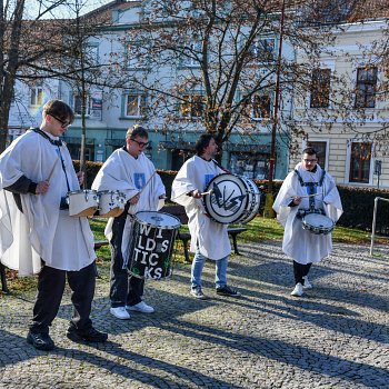 
                                Bubnování před radnicí. FOTO: Michal Záboj
                                    