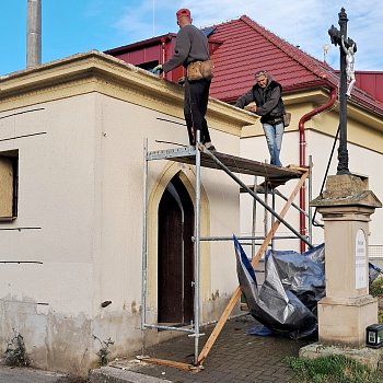 
                                V místní části Dolní Lhota začala oprava kapličky. Loni se posílila statika, nyní se vyměňuje střecha a krov. V příštím roce kaplička získá novou fasádu. FOTO: Helena Francová
                                    