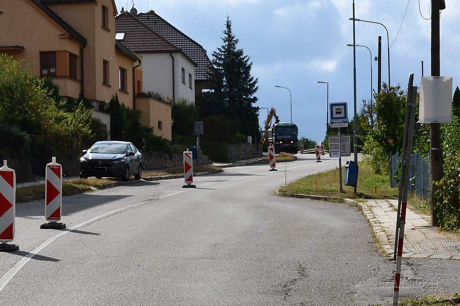 
                                Nový chodník město vybuduje od autobusové zastávky směrem k sídlu dětské skupiny Malíček. FOTO: Michal Záboj
                                    