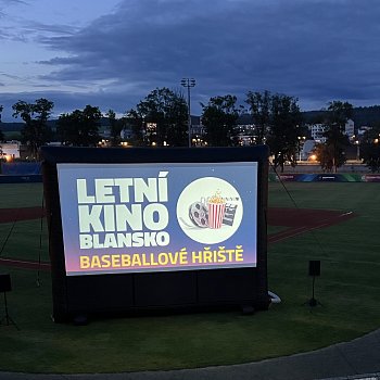 
                                Letní kino na baseballovém hřišti klubu Olympia Blansko poprvé promítalo. FOTO: KSMB
                                    