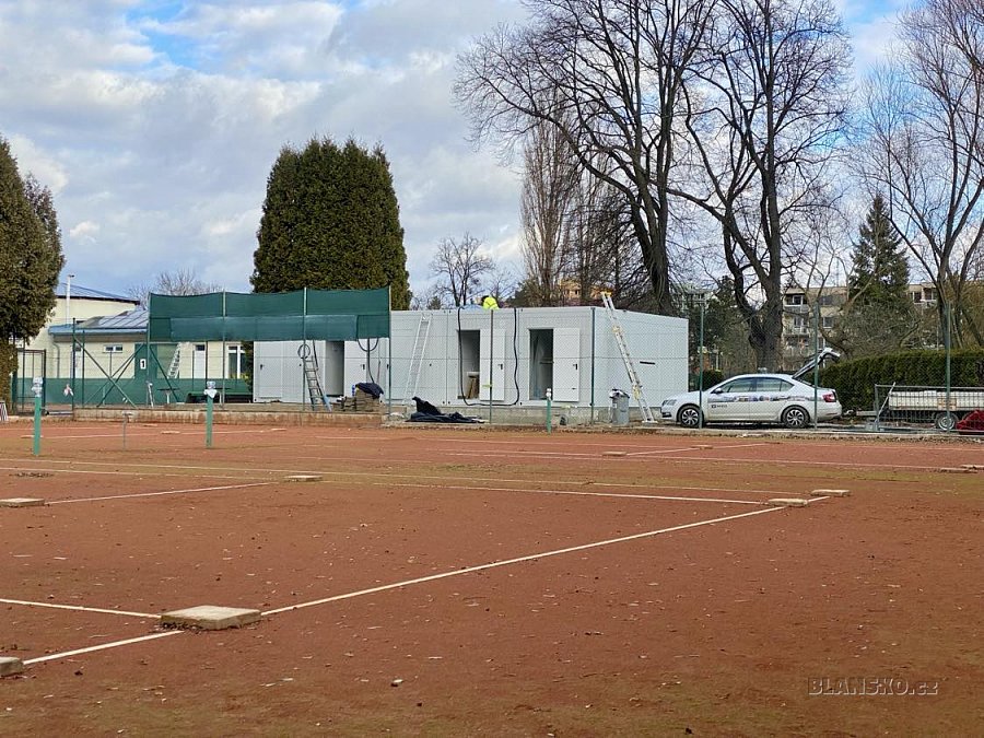 
                                Budování nového zázemí v areálu tenisových kurtů. FOTO: Pavla Komárková
                                    