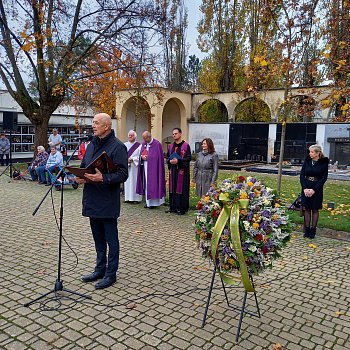 
                                Na blanenském hřbitově v neděli uctili Památku zesnulých. FOTO: Sabina Pavloušková
                                    