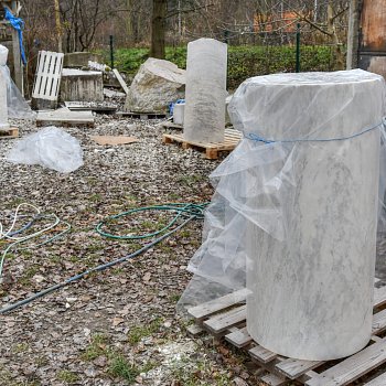 
                                Památník je nyní v restaurátorské dílně. FOTO: Michal Záboj
                                    