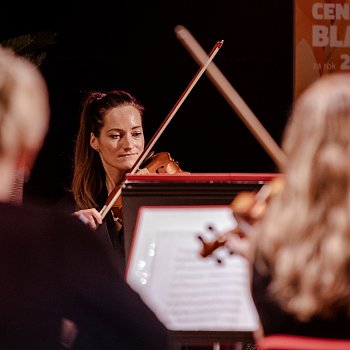 
                                Večer hudebně doprovodil Komorní orchestr města Blanska. FOTO: Michaela Buchtová
                                    