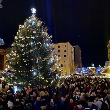 
                                Rozsvícení vánočního stromu na náměstí Republiky. FOTO: Pavla Komárková
                                    