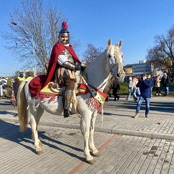 
                                Nedělní historický průvod sv. Martina vyšel z Rožmitálovy ulice. FOTO: Pavla Komárková
                                    