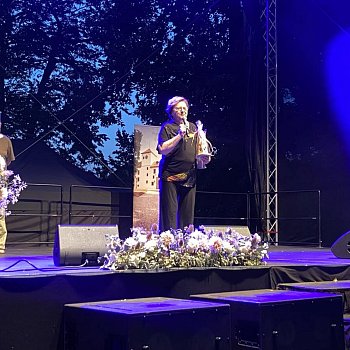 
                                V zámeckém parku vyvrcholil Blansko Opera Stars Festival. Zakladatelka Domova Olga, kterému byl věnován výtěžek pátečního koncertu, Jana Kratochvílová, předala organizátorům poděkování v podobě v Domově vyrobeného anděla. FOTO: Pavla Komárková
                                    