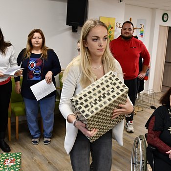 
                                Obyvatelé dvou blanenských domů s pečovatelskou službou v pátek s předstihem dostali vánoční dárky. FOTO: Michal Záboj
                                    