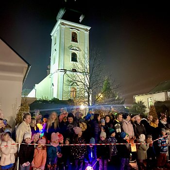 
                                Páteční Pochod světýlek a program na farním dvoře a v kostele sv. Martina. FOTO: Pavla Komárková
                                    