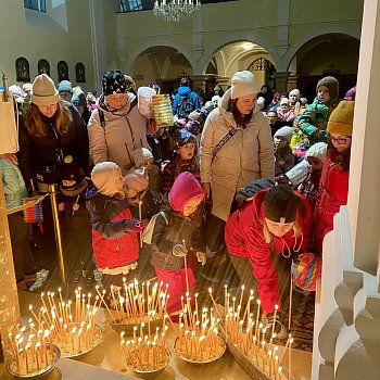 
                                Páteční Pochod světýlek a program na farním dvoře a v kostele sv. Martina. FOTO: Pavla Komárková
                                    