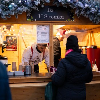 
                                Rozsvícení vánočního stromu na náměstí Republiky. FOTO: Kultura Blansko
                                    