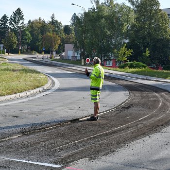 
                                Ve Dvorské ulici začalo frézování vozovky. FOTO: Michal Záboj
                                    