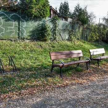 
                                Stezky pro chodce a cyklisty doplnil nový mobiliář. FOTO: Michal Záboj
                                    