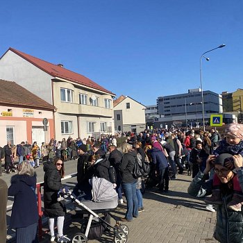 
                                Nedělní historický průvod sv. Martina vyšel z Rožmitálovy ulice. FOTO: Pavla Komárková
                                    