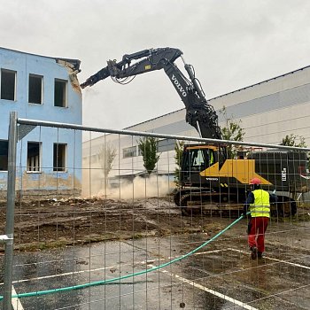 
                                Na sportovním ostrově začala demolice budovy lázní. FOTO: Pavla Komárková
                                    