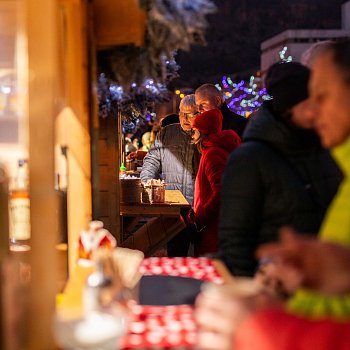 
                                Rozsvícení vánočního stromu na náměstí Republiky. FOTO: Kultura Blansko
                                    