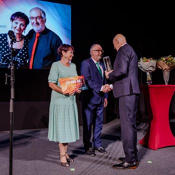 
                                Cenu města Blanska z rukou starosty Jiřího Crhy převzali taneční mistři Alena a Jiří Míšenští. FOTO: Michaela Buchtová 
                                    