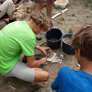
                                Účastníci letní školy si vyzkouší práci archeologa. FOTO: archiv Muzea Blanenska
                                    