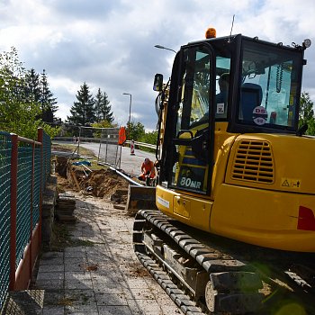 
                                V horní části Sadové ulice začaly práce na přeložce a rozšíření vodovodu. FOTO: Michal Záboj
                                    