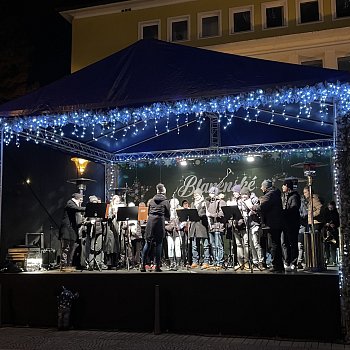 
                                Náměstí Republiky ožilo dalším programem Blanenských Vánoc. FOTO: archiv pořadatelů
                                    