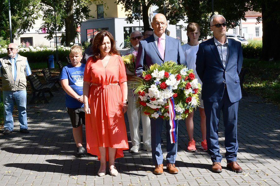 
                                V parku v ulici Svatopluka Čecha se konalo setkání k 107. výročí bitvy u Zborova. FOTO: Renata Spotzová
                                    