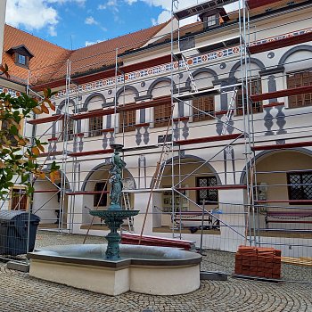 
                                Na zámku započaly opravy střechy. FOTO: Sabina Pavloušková
                                    