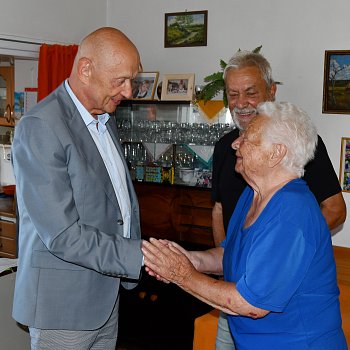 
                                Božena Stloukalová z Blanska oslavila sto let. Za město Blansko jí popřál starosta Jiří Crha. FOTO: Michal Záboj
                                    