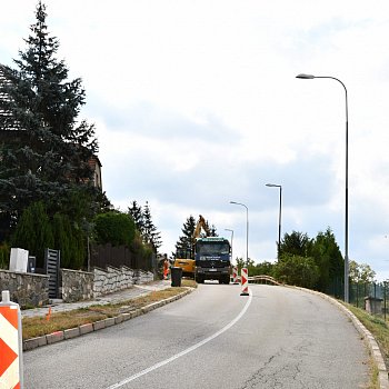 
                                V horní části Sadové ulice začaly práce na přeložce a rozšíření vodovodu. FOTO: Michal Záboj
                                    