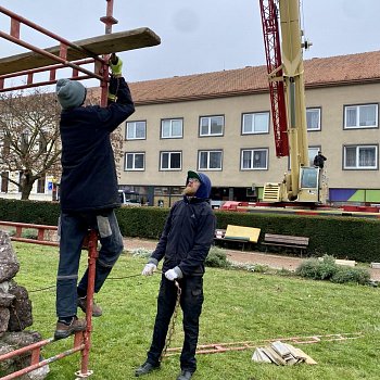 
                                Památník obětem I. světové války, který stojí na náměstí Svobody, se přesunul do restaurátorské dílny. FOTO: Pavla Komárková
                                    