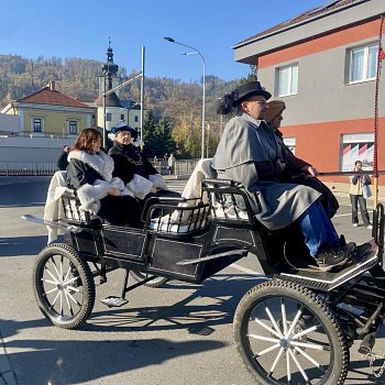 
                                Nedělní historický průvod sv. Martina vyšel z Rožmitálovy ulice. FOTO: Pavla Komárková
                                    