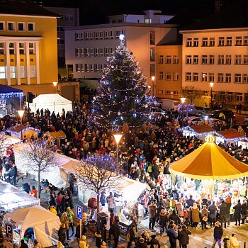 
                                Rozsvícení vánočního stromu na náměstí Republiky. FOTO: Kultura Blansko
                                    