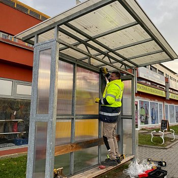 
                                Poškrábané a posprejované zastávky MHD čeká obměna. Technické služby postupně opraví přes tři desítky přístřešků po celém městě. FOTO: Pavla Komárková
                                    