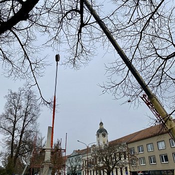 
                                Památník obětem I. světové války, který stojí na náměstí Svobody, se přesunul do restaurátorské dílny. FOTO: Pavla Komárková
                                    