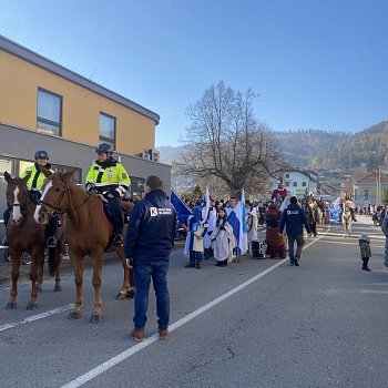 
                                Bezpečný průchod nedělního historického průvodu sv. Martina zajišťovala jízdní policie. hlídky PČR i městští strážníci. FOTO: Pavla Komárková. FOTO: Pavla Komárková
                                    