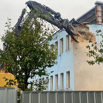 
                                Na sportovním ostrově začala demolice budovy lázní. FOTO: Pavla Komárková
                                    