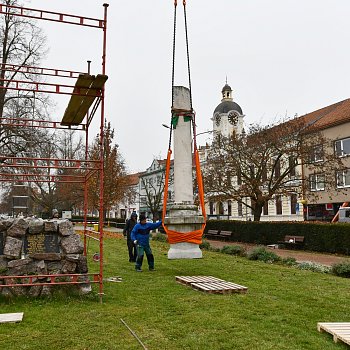 
                                Památník obětem I. světové války, který stojí na náměstí Svobody, se přesunul do restaurátorské dílny. FOTO: Michal Záboj
                                    