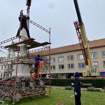 
                                Památník obětem I. světové války, který stojí na náměstí Svobody, se přesunul do restaurátorské dílny. FOTO: Pavla Komárková
                                    