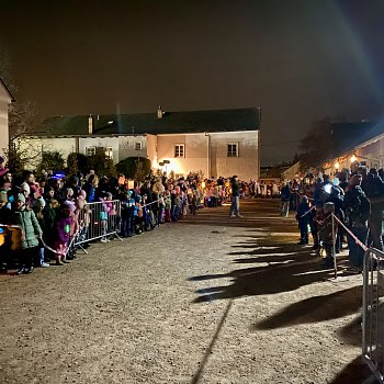 
                                Páteční Pochod světýlek a program na farním dvoře a v kostele sv. Martina. FOTO: Pavla Komárková
                                    