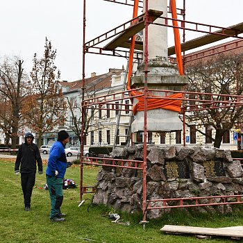 
                                Památník obětem I. světové války, který stojí na náměstí Svobody, se přesunul do restaurátorské dílny. FOTO: Michal Záboj
                                    