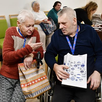 
                                Obyvatelé dvou blanenských domů s pečovatelskou službou v pátek s předstihem dostali vánoční dárky. FOTO: Michal Záboj
                                    