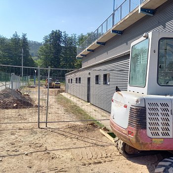 
                                Dělníci už začali upravovat prostor u vstupu na stadion Olympia Blansko. Plot nahradí otevřený prostor s posezením pro veřejnost. Hotovo má být do konce října. FOTO: Sabina Pavloušková
                                    